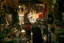 Image du Maroc Professionnelle de  Une femme traverse l'ancienne rue de la Rahba des Attarines (épiciers) au souk Semmarine de Marrakech, on trouve une multitudes d’épices ainsi que d’autres produits que l’on utilise pour la décoration des plats ou des paniers pour les grandes fêtes. Ce qui est insolite c'est que l'on y trouve aussi des objets bizarres qui sont destinés à la sorcellerie et à l’envoûtement, le 8 Décembre 2019. (Photo / Abdeljalil Bounhar) 